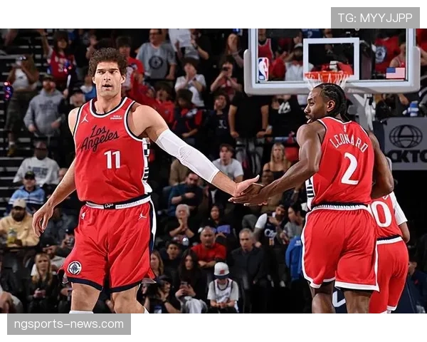 布鲁克·洛佩斯内线挡拆效率提升 拉开防守空间助球队得分爆发